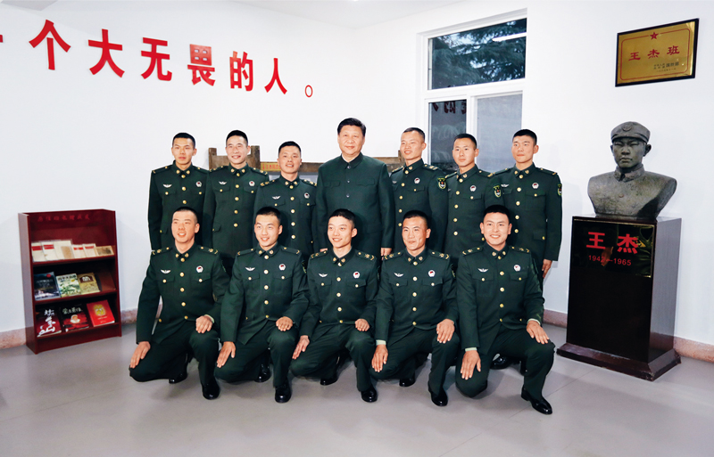 2017年12月13日，中共中央總書記、國家主席、中央軍委主席習近平到第71集團軍視察。這是習近平同“王杰班”戰(zhàn)士合影。 新華社記者 李剛/攝