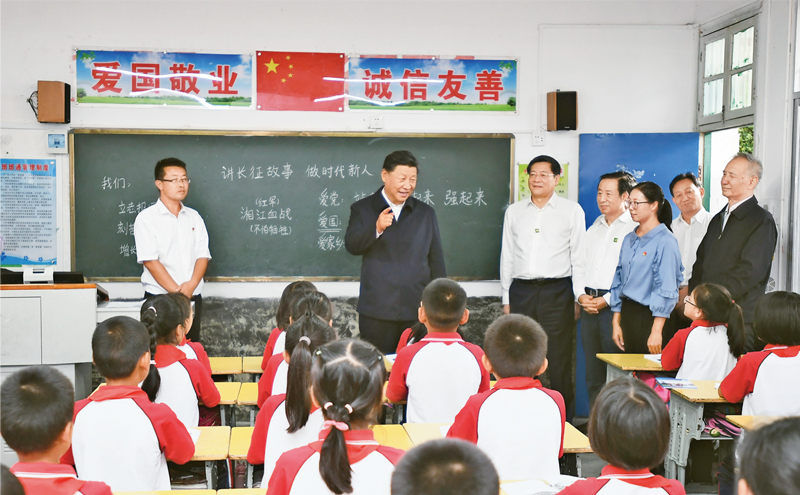 2020年9月16日至18日，中共中央總書記、國家主席、中央軍委主席習近平在湖南考察。這是16日下午，習近平在郴州市汝城縣文明瑤族鄉(xiāng)第一片小學，同正在上思政課的同學們親切交流。 新華社記者 謝環(huán)馳/攝