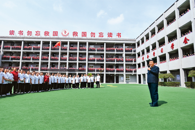 2021年9月13日至14日，中共中央總書記、國家主席、中央軍委主席習近平在陜西省榆林市考察。這是14日上午，習近平在綏德實驗中學考察時，同師生親切交流。 新華社記者 謝環(huán)馳/攝